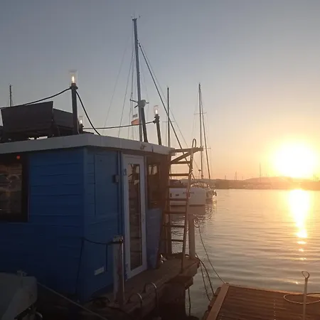Houseboat Bluseadream Dolphin 2 Ботель