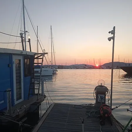 Ботель Houseboat Bluseadream Dolphin 2 *