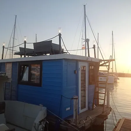 Ботель Houseboat Bluseadream Dolphin 2 *